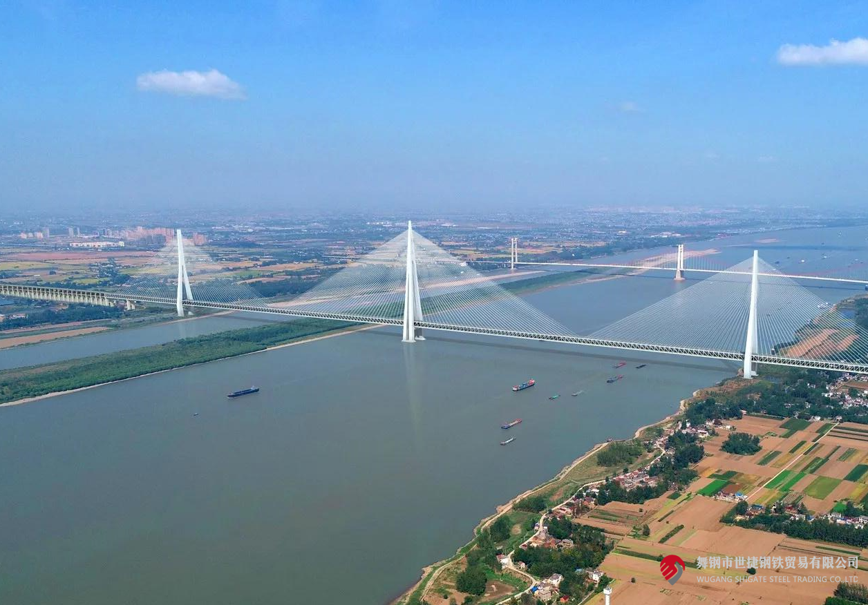 4月10日，中央電視臺《新聞聯播》和《東方時空》節目同時播報了更大跨度三塔斜拉橋——馬鞍山長江公鐵大橋主塔開始吊裝的消息。該項目建設過程中，河鋼集團舞鋼公司累計為其供應高級別橋梁鋼板Q370qE、Q420qE、Q500qE近6萬噸，用于該橋關鍵部位建設。其中，批量供貨的高級別橋梁鋼Q500qE各項技術指標世界領先。目前，舞鋼橋梁鋼實現了從Q345到Q690級別的全覆蓋。  