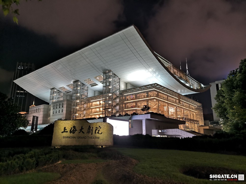 世界級歌劇院——上海大歌劇院是上海“十三五”期間公共文化新布局中的重點建設項目之一,其整個建筑形體取“中國扇”之意。為讓最美“中國扇”在黃浦江畔綻開,項目建設工程中運用了大量新技術(shù)、新工藝、新材料,尤其是其關(guān)鍵部位所用鋼材,與普通高層建筑用鋼板相比,除了要具備較強的抗壓性能外,還需承受比普通鋼板更強的抗撕裂、抗扭曲能力。同時,該項目對鋼板的表面質(zhì)量要求非常苛刻。 世界級歌劇院——上海大歌劇院是上海“十三五”期間公共文化新布局中的重點建設項目之一,其整個建筑形體取“中國扇”之意。為讓最美“中國扇”在黃浦江畔綻開,項目建設工程中運用了大量新技術(shù)、新工藝、新材料,尤其是其關(guān)鍵部位所用鋼材,與普通高層建筑用鋼板相比,除了要具備較強的抗壓性能外,還需承受比普通鋼板更強的抗撕裂、抗扭曲能力。同時,該項目對鋼板的表面質(zhì)量要求非常苛刻。