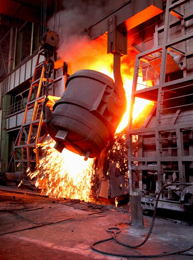 煉鐵過程實質上是將鐵從其自然形態——礦石等含鐵化合物中還原出來的過程。煉鐵方法主要有高爐法、直接還原法、熔融還原法等，其原理是礦石在特定的氣氛中（還原物質CO、H2、C；適宜溫度等）通過物化反應獲取還原后的生鐵。生鐵除了少部分用于鑄造外，絕大部分是作為煉鋼原料。  高爐煉鐵是現代煉鐵的主要方法，鋼鐵生產中的重要環節。這種方法是由古代豎爐煉鐵發展、改進而成的。盡管世界各國研究發展了很多新的煉鐵法，但由于高爐煉鐵技術經濟指標良好，工藝簡單，生產量大,勞動生產率高,能耗低，這種方法生產的鐵仍占世界鐵總產量的95％以上。  煉鐵工藝是是將含鐵原料（燒結礦、球團礦或鐵礦）、燃料（焦炭、煤粉等）及其它輔助原料（石灰石、白云石、錳礦等）按一定比例自高爐爐頂裝入高爐，并由熱風爐在高爐下部沿爐周的風口向高爐內鼓入熱風助焦炭燃燒（有的高爐也噴吹煤粉、重油、天然氣等輔助燃料），在高溫下焦炭中的碳同鼓入空氣中的氧燃燒生成的一氧化碳和氫氣。  原料、燃料隨著爐內熔煉等過程的進行而下降，在爐料下降和上升的煤氣相遇，先后發生傳熱、還原、熔化、脫炭作用而生成生鐵，鐵礦石原料中的雜質與加入爐內的熔劑相結合而成渣，爐底鐵水間斷地放出裝入鐵水罐，送往煉鋼廠。同時產生高爐煤氣，爐渣兩種副產品，高爐渣鐵主要礦石中不還原的雜質和石灰石等熔劑結合生成，自渣口排出后，經水淬處理后全部作為水泥生產原料；產生的煤氣從爐頂導出，經除塵后，作為熱風爐、加熱爐、焦爐、鍋爐等的燃料。