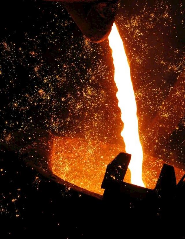 煉鐵過程實質上是將鐵從其自然形態——礦石等含鐵化合物中還原出來的過程。煉鐵方法主要有高爐法、直接還原法、熔融還原法等，其原理是礦石在特定的氣氛中（還原物質CO、H2、C；適宜溫度等）通過物化反應獲取還原后的生鐵。生鐵除了少部分用于鑄造外，絕大部分是作為煉鋼原料。  高爐煉鐵是現代煉鐵的主要方法，鋼鐵生產中的重要環節。這種方法是由古代豎爐煉鐵發展、改進而成的。盡管世界各國研究發展了很多新的煉鐵法，但由于高爐煉鐵技術經濟指標良好，工藝簡單，生產量大,勞動生產率高,能耗低，這種方法生產的鐵仍占世界鐵總產量的95％以上。  煉鐵工藝是是將含鐵原料（燒結礦、球團礦或鐵礦）、燃料（焦炭、煤粉等）及其它輔助原料（石灰石、白云石、錳礦等）按一定比例自高爐爐頂裝入高爐，并由熱風爐在高爐下部沿爐周的風口向高爐內鼓入熱風助焦炭燃燒（有的高爐也噴吹煤粉、重油、天然氣等輔助燃料），在高溫下焦炭中的碳同鼓入空氣中的氧燃燒生成的一氧化碳和氫氣。  原料、燃料隨著爐內熔煉等過程的進行而下降，在爐料下降和上升的煤氣相遇，先后發生傳熱、還原、熔化、脫炭作用而生成生鐵，鐵礦石原料中的雜質與加入爐內的熔劑相結合而成渣，爐底鐵水間斷地放出裝入鐵水罐，送往煉鋼廠。同時產生高爐煤氣，爐渣兩種副產品，高爐渣鐵主要礦石中不還原的雜質和石灰石等熔劑結合生成，自渣口排出后，經水淬處理后全部作為水泥生產原料；產生的煤氣從爐頂導出，經除塵后，作為熱風爐、加熱爐、焦爐、鍋爐等的燃料。