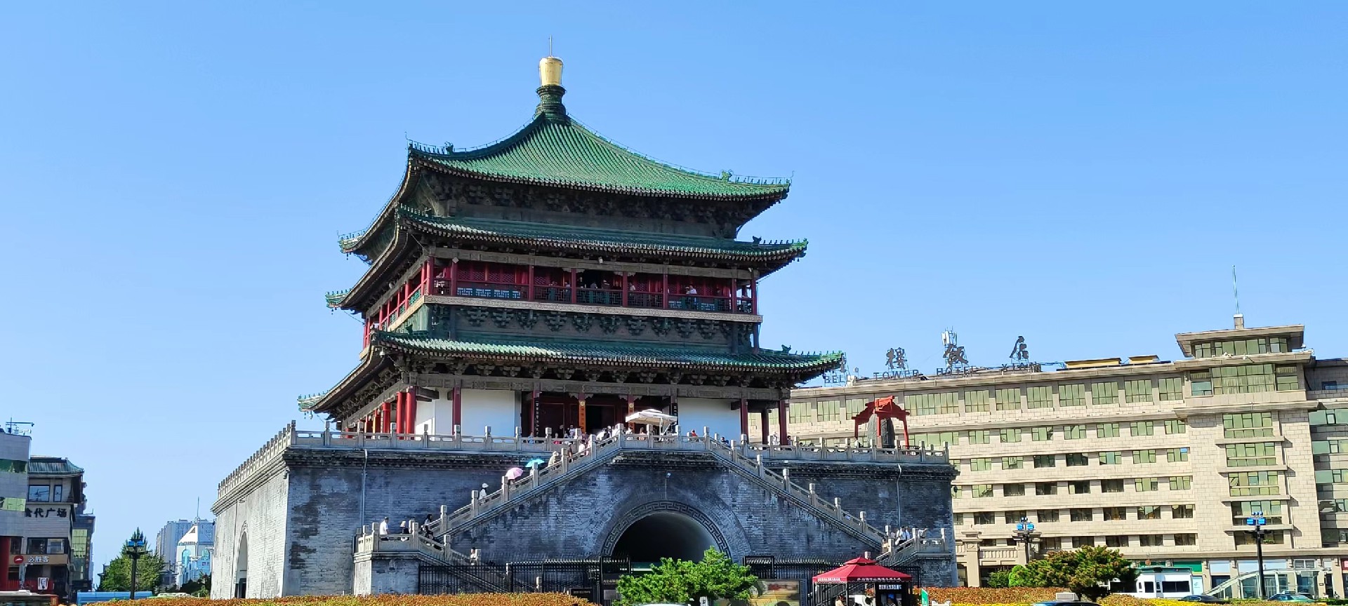 西安是國務院公布的首批國家歷史文化名城，有西周、秦、西漢、唐等在內的13個朝代在此建都，是世界四大古都之一，中國古都學會認定的中國建都朝代最多、帝都歷史最長的古都。曾經作為中國首都和政治、經濟、文化中心長達1100多年。旅游景點有秦始皇兵馬俑博物館、大雁塔、陜西歷史博物館、華清池景區、碑林博物館等