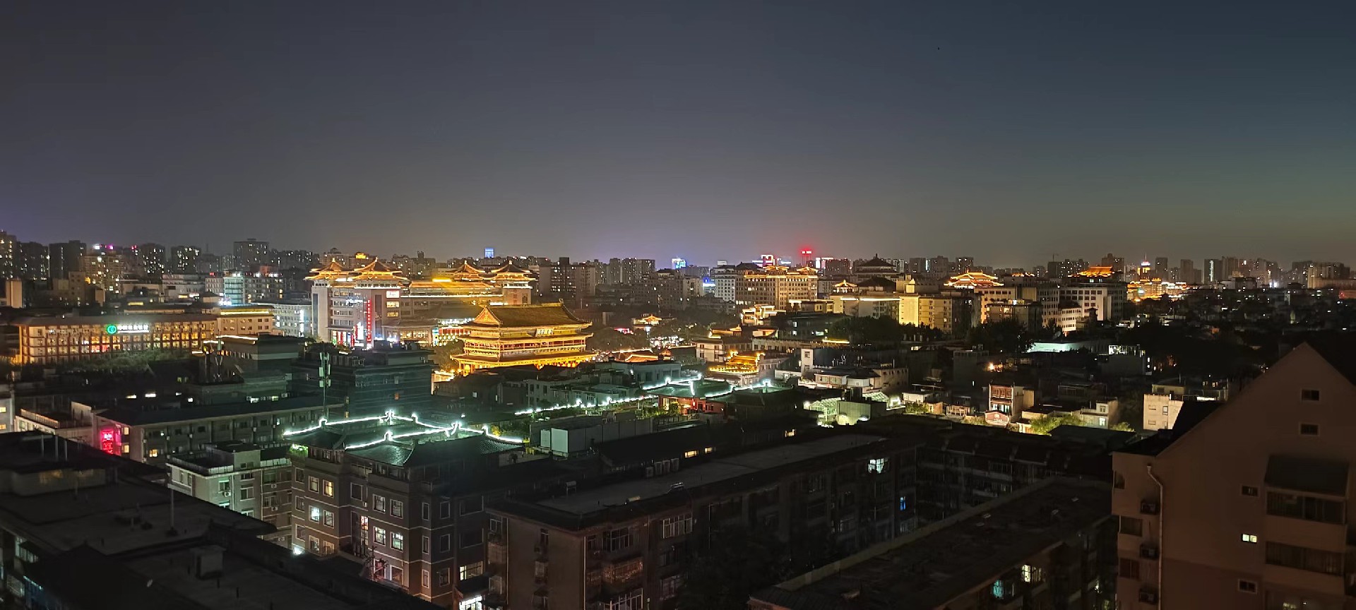 西安是國務院公布的首批國家歷史文化名城，有西周、秦、西漢、唐等在內的13個朝代在此建都，是世界四大古都之一，中國古都學會認定的中國建都朝代最多、帝都歷史最長的古都。曾經作為中國首都和政治、經濟、文化中心長達1100多年。旅游景點有秦始皇兵馬俑博物館、大雁塔、陜西歷史博物館、華清池景區、碑林博物館等