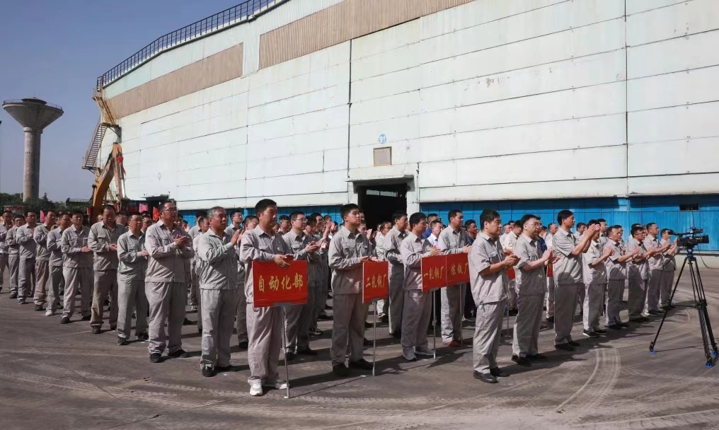 8月11日上午，舞鋼公司460mm厚板連鑄機項目開工儀式舉行。舞鋼公司黨委書記、董事長吝章國，舞鋼市委常委、宣傳部部長、副市長郭愛珍，中冶京誠煉鋼工程技術所總經理安邦，中冶集團首席專家陳衛強，武鋼綠城副總經理冀廣超，大河環科黨委副書記、總經理劉永剛等出席開工儀式。據了解，460mm連鑄機項目是舞鋼公司推進結構優化、綠色低碳轉型的重要戰略部署。該項目建成后，可以充分發揮舞鋼的裝備優勢和技術優勢，不僅對舞鋼開展前沿技術研究，引領寬厚板行業發展意義重大，而且將進一步提升地區金屬材料產業鏈的整體實力。