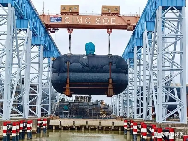 近日，南通中集太平洋海洋工程有限公司（以下簡稱“CIMC SOE”）為舟山長宏國際船舶修造有限公司(以下簡稱“長宏國際”)建造的7500立方全球首制堆疊式LNG雙耳船用燃料罐一、二船套（T154/155）順利裝船發運。該燃料罐后續將安裝在11500TEU集裝箱船上。在該燃料罐制造過程中，河鋼集團舞鋼公司生產的1357噸高性能9Ni鋼板獨家用于該燃料罐制造。