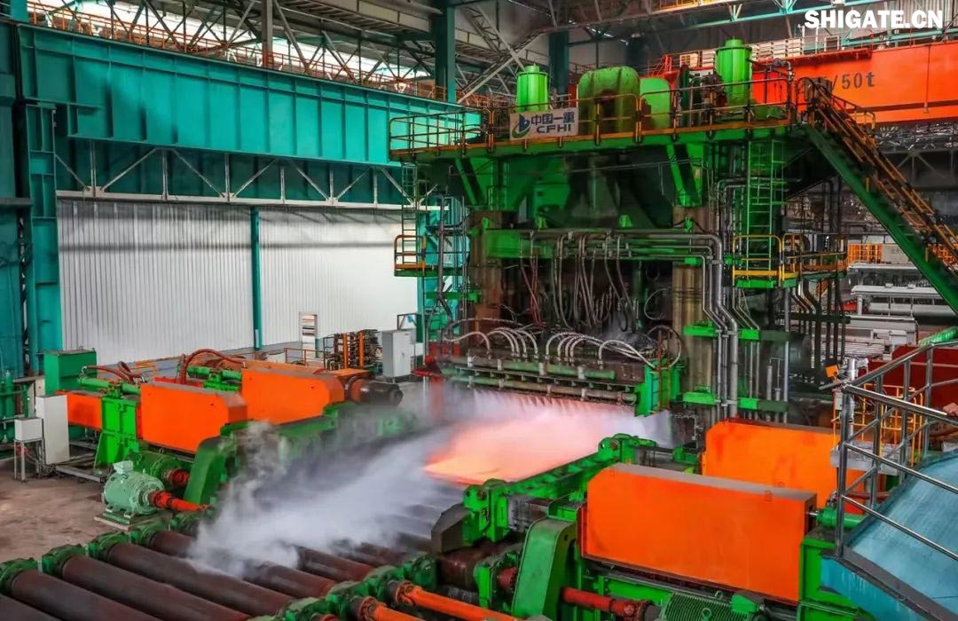 近日，河鋼集團舞鋼公司研發生產的大厚度、高技術難度碳錳釩SA737系列容器鋼板順利交付某重點客戶，鋼板的各項性能指標均達到國內領先水平，成功實現“國內首發”。該產品在舞鋼公司批量生產成功，對于鞏固并擴大舞鋼公司品種領先優勢，引領寬厚板行業高質量發展具有十分重要的意義。