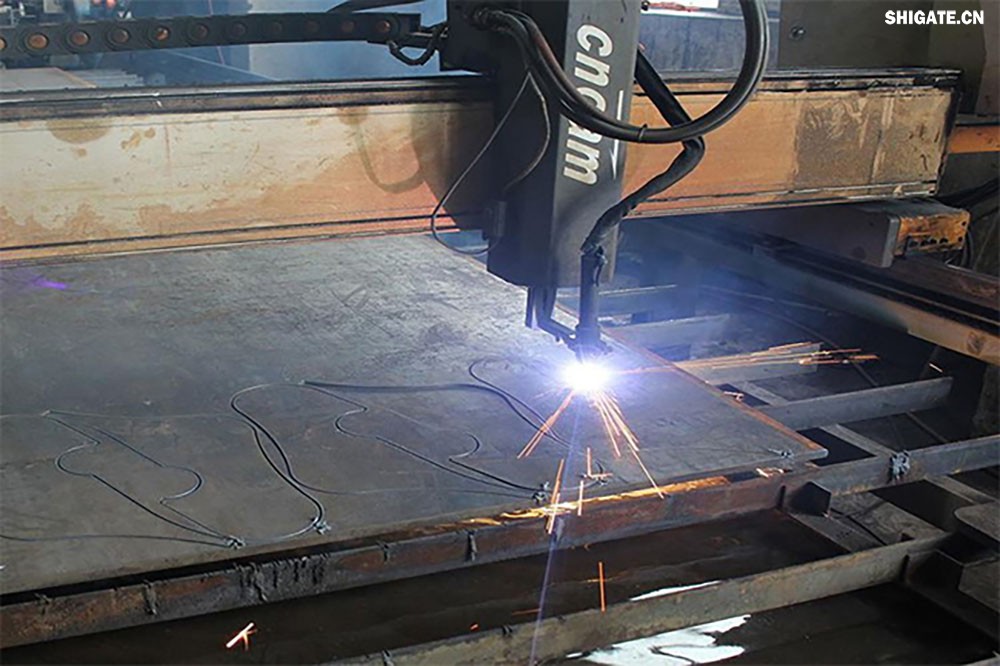 在工業(yè)生產(chǎn)中，鋼板切割是一項至關(guān)重要的工藝，廣泛應(yīng)用于機械制造、建筑、橋梁建設(shè)等多個領(lǐng)域。為了滿足不同項目的需求，鋼板切割采用了多種加工方式。本文將詳細(xì)介紹鋼板切割中常見的幾種加工方式，包括火焰切割、激光切割、等離子切割、水刀切割以及機械切割等。    一、火焰切割    火焰切割是利用氧氣和乙炔的燃燒產(chǎn)生的高溫火焰來切割鋼板的一種加工方式。在切割過程中，火焰將鋼板局部加熱至熔化狀態(tài)，同時氧氣流將熔化的金屬吹走，形成切口。火焰切割設(shè)備相對簡單，成本低廉，適用于切割厚度較大的鋼板。然而，由于切割過程中產(chǎn)生的熱影響區(qū)較大，易導(dǎo)致鋼板變形和材質(zhì)變化，因此精度和表面質(zhì)量相對較低。          二、激光切割    激光切割是利用高功率密度的激光束照射鋼板表面，使鋼板迅速熔化、汽化或達(dá)到點燃點，同時以高速氣流將熔化或燃燒的金屬吹走，形成切口。激光切割具有切割速度快、精度高、熱影響區(qū)小等優(yōu)點，特別適用于切割薄板和中厚板。此外，激光切割還能實現(xiàn)自動化和智能化生產(chǎn)，提高生產(chǎn)效率。            三、等離子切割    等離子切割是利用高溫、高速度的等離子氣體流對鋼板進(jìn)行切割的一種加工方式。在切割過程中，等離子氣體流將鋼板局部熔化，并通過氣流將熔化的金屬吹走。等離子切割適用于切割中厚板和厚板，具有切割速度快、熱影響區(qū)小、切口平整等優(yōu)點。然而，等離子切割設(shè)備的成本較高，維護(hù)也相對復(fù)雜。    四、水刀切割    水刀切割是利用高壓水流對鋼板進(jìn)行切割的一種加工方式。在切割過程中，高壓水流將鋼板局部沖蝕，形成切口。水刀切割具有切割精度高、表面質(zhì)量好、無熱影響區(qū)等優(yōu)點，特別適用于切割薄板和對表面質(zhì)量要求較高的項目。此外，水刀切割還能實現(xiàn)綠色生產(chǎn)，減少環(huán)境污染。    五、機械切割    機械切割是利用切割機械對鋼板進(jìn)行切割的一種加工方式，如鋸床切割、銑床切割等。機械切割適用于切割各種厚度和材質(zhì)的鋼板，具有切割精度高、切口平整、適應(yīng)性強等優(yōu)點。然而，機械切割的速度相對較慢，生產(chǎn)效率較低，且對于較厚的鋼板，切割難度較大。            在選擇鋼板切割加工方式時，需要根據(jù)項目的具體需求、鋼板的厚度和材質(zhì)、生產(chǎn)效率和成本等因素進(jìn)行綜合考慮。對于要求高精度、高表面質(zhì)量的切割項目，激光切割和水刀切割是較為理想的選擇；對于切割厚度較大、對表面質(zhì)量要求不高的項目，火焰切割和等離子切割則更具優(yōu)勢；而對于需要靈活應(yīng)對各種切割需求的場景，機械切割則是一種可靠的選擇。    總之，隨著科技的不斷進(jìn)步和工業(yè)生產(chǎn)的不斷發(fā)展，鋼板切割加工方式也在不斷創(chuàng)新和完善。了解各種加工方式的優(yōu)缺點，并根據(jù)實際需求選擇合適的加工方式，對于提高鋼板切割的質(zhì)量和效率具有重要意義。