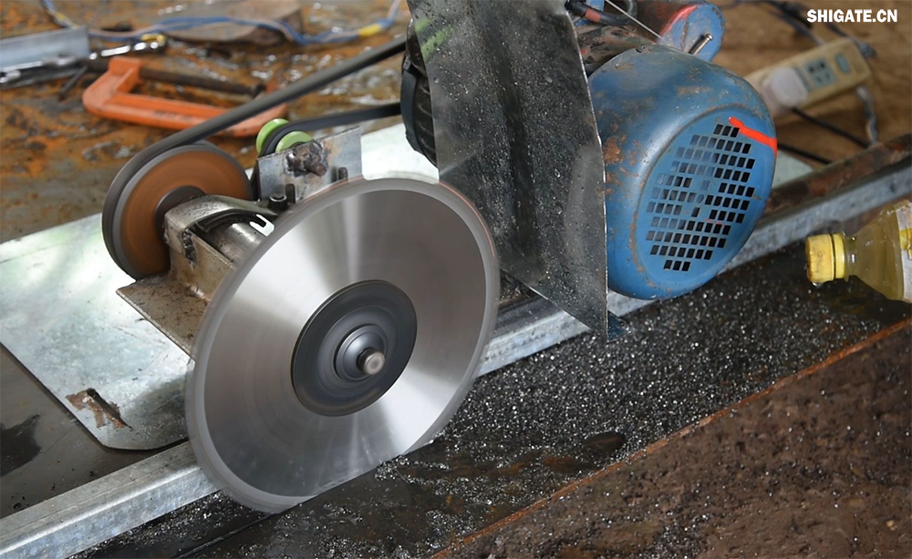 在工業(yè)生產(chǎn)中，鋼板切割是一項至關(guān)重要的工藝，廣泛應(yīng)用于機械制造、建筑、橋梁建設(shè)等多個領(lǐng)域。為了滿足不同項目的需求，鋼板切割采用了多種加工方式。本文將詳細(xì)介紹鋼板切割中常見的幾種加工方式，包括火焰切割、激光切割、等離子切割、水刀切割以及機械切割等。    一、火焰切割    火焰切割是利用氧氣和乙炔的燃燒產(chǎn)生的高溫火焰來切割鋼板的一種加工方式。在切割過程中，火焰將鋼板局部加熱至熔化狀態(tài)，同時氧氣流將熔化的金屬吹走，形成切口?；鹧媲懈钤O(shè)備相對簡單，成本低廉，適用于切割厚度較大的鋼板。然而，由于切割過程中產(chǎn)生的熱影響區(qū)較大，易導(dǎo)致鋼板變形和材質(zhì)變化，因此精度和表面質(zhì)量相對較低。          二、激光切割    激光切割是利用高功率密度的激光束照射鋼板表面，使鋼板迅速熔化、汽化或達(dá)到點燃點，同時以高速氣流將熔化或燃燒的金屬吹走，形成切口。激光切割具有切割速度快、精度高、熱影響區(qū)小等優(yōu)點，特別適用于切割薄板和中厚板。此外，激光切割還能實現(xiàn)自動化和智能化生產(chǎn)，提高生產(chǎn)效率。            三、等離子切割    等離子切割是利用高溫、高速度的等離子氣體流對鋼板進(jìn)行切割的一種加工方式。在切割過程中，等離子氣體流將鋼板局部熔化，并通過氣流將熔化的金屬吹走。等離子切割適用于切割中厚板和厚板，具有切割速度快、熱影響區(qū)小、切口平整等優(yōu)點。然而，等離子切割設(shè)備的成本較高，維護(hù)也相對復(fù)雜。    四、水刀切割    水刀切割是利用高壓水流對鋼板進(jìn)行切割的一種加工方式。在切割過程中，高壓水流將鋼板局部沖蝕，形成切口。水刀切割具有切割精度高、表面質(zhì)量好、無熱影響區(qū)等優(yōu)點，特別適用于切割薄板和對表面質(zhì)量要求較高的項目。此外，水刀切割還能實現(xiàn)綠色生產(chǎn)，減少環(huán)境污染。    五、機械切割    機械切割是利用切割機械對鋼板進(jìn)行切割的一種加工方式，如鋸床切割、銑床切割等。機械切割適用于切割各種厚度和材質(zhì)的鋼板，具有切割精度高、切口平整、適應(yīng)性強等優(yōu)點。然而，機械切割的速度相對較慢，生產(chǎn)效率較低，且對于較厚的鋼板，切割難度較大。            在選擇鋼板切割加工方式時，需要根據(jù)項目的具體需求、鋼板的厚度和材質(zhì)、生產(chǎn)效率和成本等因素進(jìn)行綜合考慮。對于要求高精度、高表面質(zhì)量的切割項目，激光切割和水刀切割是較為理想的選擇；對于切割厚度較大、對表面質(zhì)量要求不高的項目，火焰切割和等離子切割則更具優(yōu)勢；而對于需要靈活應(yīng)對各種切割需求的場景，機械切割則是一種可靠的選擇。    總之，隨著科技的不斷進(jìn)步和工業(yè)生產(chǎn)的不斷發(fā)展，鋼板切割加工方式也在不斷創(chuàng)新和完善。了解各種加工方式的優(yōu)缺點，并根據(jù)實際需求選擇合適的加工方式，對于提高鋼板切割的質(zhì)量和效率具有重要意義。