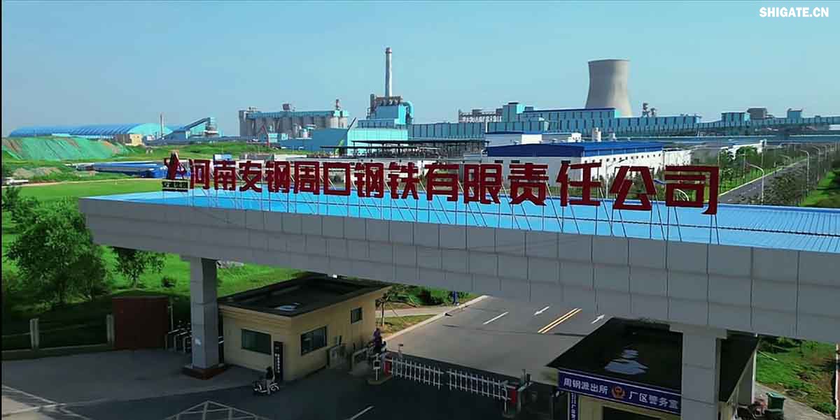 6月1日，河南鋼鐵集團(tuán)周口基地簡稱（周鋼）二期寬厚板項目控制中心迎來重要里程碑：當(dāng)操作員按下5500mm精軋機(jī)的軋制按鈕，通紅的鋼板如熔金般奔騰穿過軋輥，標(biāo)志著5500mm軋機(jī)熱試圓滿成功。這一震撼場景與5月31日RH真空精煉爐、熱處理線熱試成功交相輝映，正式宣告世界首條“5600mm+5500mm雙超寬機(jī)架”寬厚板生產(chǎn)線全線貫通！生產(chǎn)線總長度達(dá)到1.4公里，構(gòu)成了國內(nèi)已知更長的寬厚板軋鋼車間，連接了近20個精密工序，深基坑群實現(xiàn)了全線的貫通布局。至此，河南鋼鐵集團(tuán)強(qiáng)勢躋身全球鋼鐵制造“一梯隊”，其智能化、綠色化發(fā)展及特鋼轉(zhuǎn)型進(jìn)程由此開啟全新篇章！