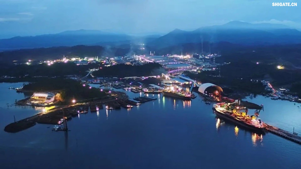 你聽說過歐洲"鋼鐵心臟"萎縮的消息嗎？為什么曾經(jīng)強(qiáng)大的歐盟鋼鐵產(chǎn)業(yè)如今正在迅速崩塌？特朗普政府重啟的25%鋼鐵關(guān)稅究竟給歐洲造成了多大沖擊？在全球貿(mào)易保護(hù)主義重燃的今天，歐盟的慘痛教訓(xùn)對(duì)中國有何警示意義？數(shù)據(jù)顯示，2025年一季度，歐盟對(duì)美鋼鐵出口同比驟降42%，損失約150萬噸訂單和45億歐元收入。與此同時(shí)，中國鋼鐵卻逆勢增長，2024年出口量突破1.11億噸，創(chuàng)下8年來新高。這背后有哪些產(chǎn)業(yè)鏈布局的深層差異？中國又該如何從歐盟的失敗中吸取經(jīng)驗(yàn)，打贏未來全球貿(mào)易的三大突圍戰(zhàn)？