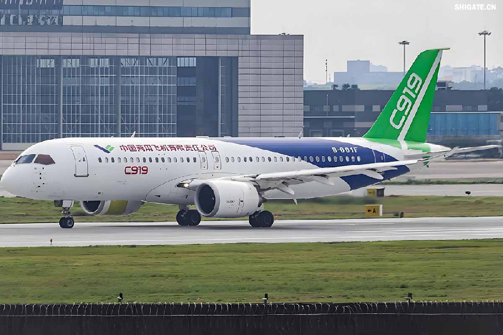 12月9日,國產(chǎn)大飛機C919的全球首家用戶東航,正式接收首架C919飛機,標志著國產(chǎn)大飛機邁出市場運營的“第一步”,也標志著中國民航運輸市場首次擁有中國自主研發(fā)的噴氣式干線飛機。 消息傳來,河鋼集團干部職工倍感振奮。因為,國產(chǎn)大飛機工程也凝聚了河鋼干部職工的心血和汗水,見證了河鋼人的獨特貢獻。河鋼自主研發(fā)的390mm大厚度調(diào)質(zhì)鋼20MnNiMo,填補國內(nèi)空白,用于大飛機項目的核心設(shè)備——世界更大的8萬噸級模鍛壓機制造,為國產(chǎn)大飛機提供堅強的鋼鐵支撐。 12月9日,國產(chǎn)大飛機C919的全球首家用戶東航,正式接收首架C919飛機,標志著國產(chǎn)大飛機邁出市場運營的“第一步”,也標志著中國民航運輸市場首次擁有中國自主研發(fā)的噴氣式干線飛機。 消息傳來,河鋼集團干部職工倍感振奮。因為,國產(chǎn)大飛機工程也凝聚了河鋼干部職工的心血和汗水,見證了河鋼人的獨特貢獻。河鋼自主研發(fā)的390mm大厚度調(diào)質(zhì)鋼20MnNiMo,填補國內(nèi)空白,用于大飛機項目的核心設(shè)備——世界更大的8萬噸級模鍛壓機制造,為國產(chǎn)大飛機提供堅強的鋼鐵支撐。