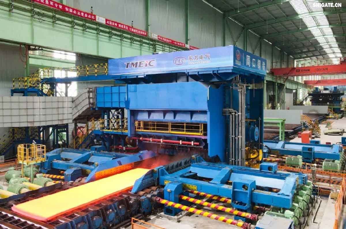 6月1日，河南鋼鐵集團(tuán)周口基地簡稱（周鋼）二期寬厚板項目控制中心迎來重要里程碑：當(dāng)操作員按下5500mm精軋機(jī)的軋制按鈕，通紅的鋼板如熔金般奔騰穿過軋輥，標(biāo)志著5500mm軋機(jī)熱試圓滿成功。這一震撼場景與5月31日RH真空精煉爐、熱處理線熱試成功交相輝映，正式宣告世界首條“5600mm+5500mm雙超寬機(jī)架”寬厚板生產(chǎn)線全線貫通！生產(chǎn)線總長度達(dá)到1.4公里，構(gòu)成了國內(nèi)已知更長的寬厚板軋鋼車間，連接了近20個精密工序，深基坑群實現(xiàn)了全線的貫通布局。至此，河南鋼鐵集團(tuán)強(qiáng)勢躋身全球鋼鐵制造“一梯隊”，其智能化、綠色化發(fā)展及特鋼轉(zhuǎn)型進(jìn)程由此開啟全新篇章！