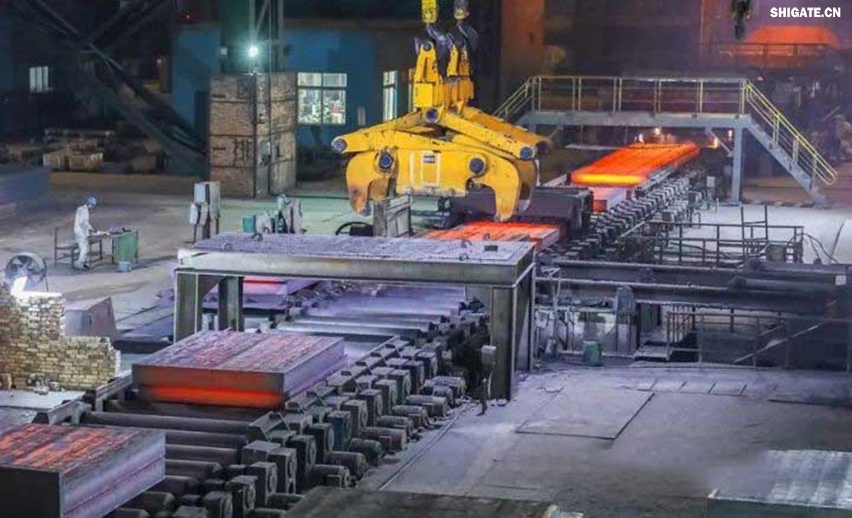 河鋼舞鋼積極發(fā)揮技術(shù)優(yōu)勢，打造更多“單打冠軍”產(chǎn)品。成立高難要求SA516Gr70小微攻關(guān)團隊，采用專用成分設(shè)計、一體化特殊工藝，攻克相關(guān)技術(shù)難題，不斷提高產(chǎn)品質(zhì)量，研發(fā)出更高技術(shù)含量的高附加值產(chǎn)品，滿足客戶的個性化需求。在今年5月，河鋼舞鋼為客戶研發(fā)出厚度203mm、技術(shù)含量在當時均創(chuàng)同類鋼板之更的高性能SA516Gr70，助力我國重點PTA（精對苯二甲酸）項目建設(shè)。短短三個月，便再次實現(xiàn)突破，成功生產(chǎn)304mm厚SA516Gr70鋼板，實現(xiàn)高難要求容器用鋼SA516Gr70從8mm到304mm厚度規(guī)格的全覆蓋。鋼板具備優(yōu)良沖擊溫度性能，可廣泛應(yīng)用于常溫到零下52攝氏度的環(huán)境，耐高溫模焊時間可達26小時。產(chǎn)品不僅在重點工程項目得到應(yīng)用，還遠銷海外，獲得市場高度認可。