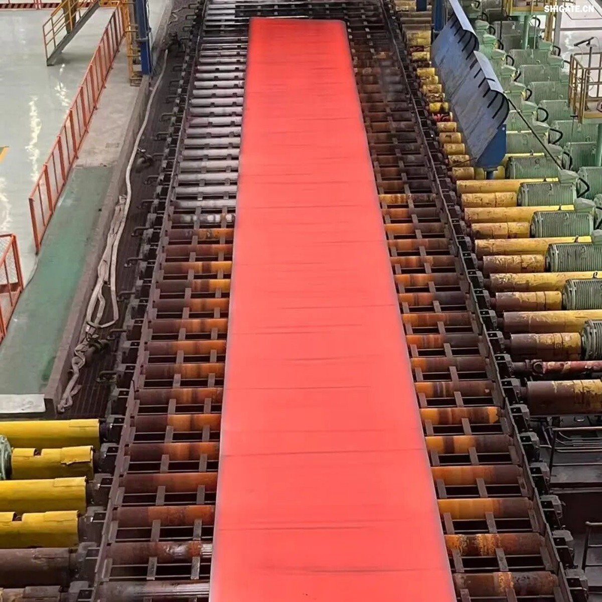 12月2日,周口基地傳來喜訊——其寬厚板產(chǎn)線先后完成了14mm、12mm規(guī)格鋼板的首次軋制,此次試軋的低溫壓力容器09MnNiDR和工程機械用鋼Q355B兩種牌號鋼板均順利下線,經(jīng)嚴格檢測,各項指標均超過標準要求。這一突破標志著該基地雙超寬機架產(chǎn)線在6mm至300mm寬厚板的規(guī)格拓展征程中邁出了堅實的一步,高端產(chǎn)品的覆蓋范圍得以進一步擴大。 12月2日,周口基地傳來喜訊——其寬厚板產(chǎn)線先后完成了14mm、12mm規(guī)格鋼板的首次軋制,此次試軋的低溫壓力容器09MnNiDR和工程機械用鋼Q355B兩種牌號鋼板均順利下線,經(jīng)嚴格檢測,各項指標均超過標準要求。這一突破標志著該基地雙超寬機架產(chǎn)線在6mm至300mm寬厚板的規(guī)格拓展征程中邁出了堅實的一步,高端產(chǎn)品的覆蓋范圍得以進一步擴大。